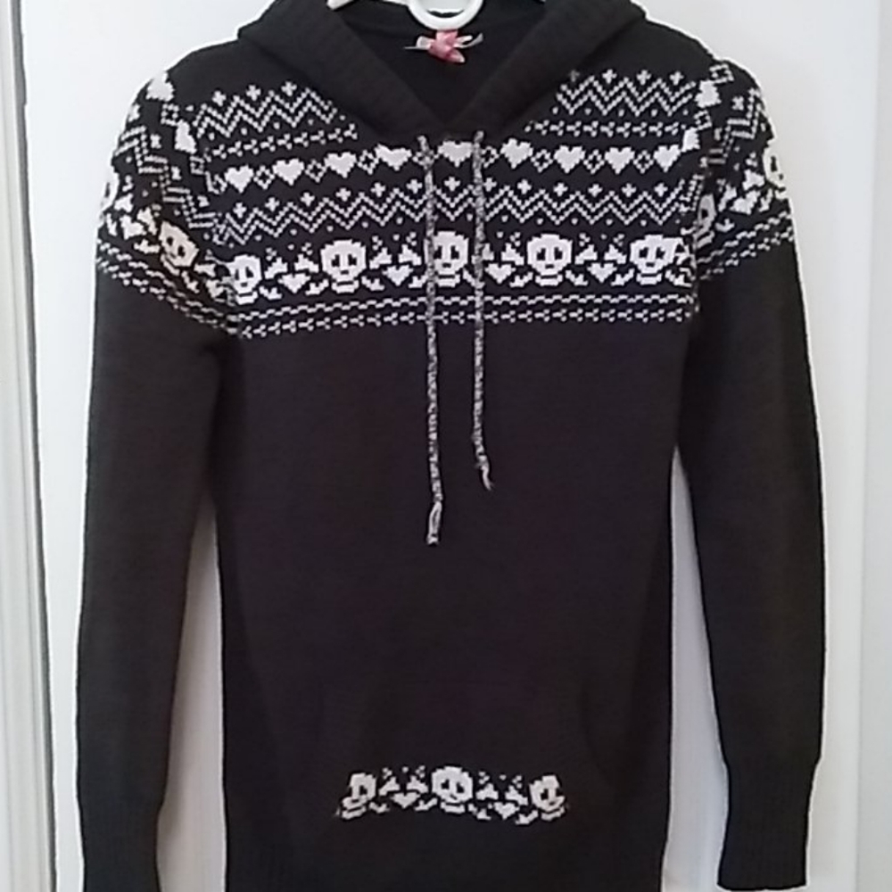 Fitted Skull Sweater
